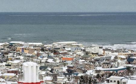 　１日、北海道・紋別沖で確認された流氷（奥の横にのびる筋）＝紋別市提供