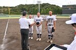 表彰される境ナイン＝ヤマタスポーツパーク野球場