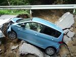 　陥没した道路に転落した車＝２１日、愛知県設楽町（県提供）