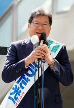 　街頭演説する東京２４区の萩生田光一氏＝１５日午前、東京都八王子市