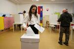 　スロバキアの首都ブラチスラバの投票所で、国民議会選挙の票を投じる人＝３０日（ロイター＝共同）