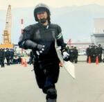 　兵庫県警機動隊で訓練する木戸大地さん（父一仁さん提供）