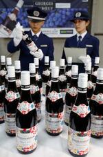 　関西空港に到着した新酒「ボージョレ・ヌーボー」＝１９日午前