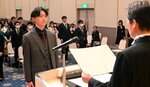 代表して卒業証書を受け取る景山さん（左）