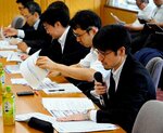 物流停滞の解決に向けた取り組みを報告する出席者ら＝１１日、鳥取県庁