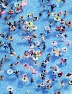 　厳しい暑さが続き、東京都と神奈川県境のプールには多くの人が訪れていた＝７月