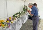 　北海道地震の発生から５年となり、厚真町吉野地区に設けられた献花台で手を合わせる人たち＝６日午前