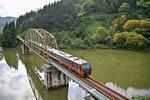 　橋を渡るＪＲ只見線全線開通１周年記念の観光列車「海里」＝１日午後、福島県金山町