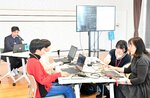 プログラミングの基礎を学び、実践する参加者ら＝２３日、鳥取市幸町の市民交流センター