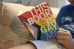 　米フロリダ州などで「禁書」となった「ＴＨＩＳ　ＢＯＯＫ　ＩＳ　ＧＡＹ」＝２０２４年８月、ワシントン近郊（共同）