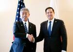 　ルビオ米国務長官（右）との会談で握手する岩屋外相＝１３日、カナダ・シャルルボワ（外務省提供・共同）