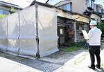 行政代執行で撤去される空き家＝２０日、鳥取市滝山