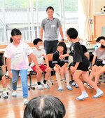 ゲームなどを通して触れ合う生徒たち＝１５日、香美町香住区の香住小