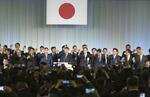 　５月、自民党岸田派のパーティーで乾杯する岸田首相（中央右）ら＝東京都内のホテル