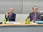 　東京都医師会の尾崎治夫会長（左）と目々沢肇理事＝１１月、東京都千代田区