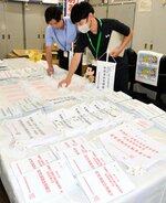 選挙用の「七つ道具」を入念に点検する職員＝１０日、鳥取県庁