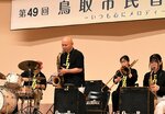 多彩な音楽を演奏する出演者