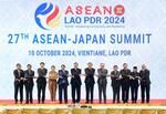 　日ＡＳＥＡＮ首脳会議で記念写真に納まる石破首相（左から６人目）ら＝１０日、ラオス・ビエンチャン（共同）