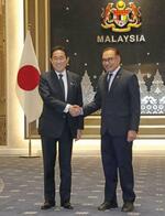 　会談前に握手するマレーシアのアンワル首相（右）と岸田首相＝２０２３年１１月、クアラルンプール近郊（共同）