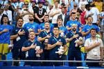 　国歌斉唱時にぬいぐるみを持つパリ五輪のサッカー男子ウクライナ代表ら＝７月３０日、フランス・リヨン（ウクライナサッカー協会提供・共同）
