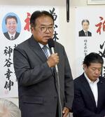 　栃木県鹿沼市長選で支持者らにあいさつする自民党、公明党推薦の小林幹夫氏（左）＝９日夜