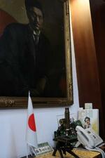 　ガーナ・アクラにある日本大使館に飾られている野口英世が使った顕微鏡と野口の肖像画＝２月１日