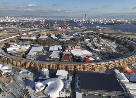 　大阪・関西万博会場のシンボルとなる木造巨大屋根「リング」＝大阪市此花区の夢洲（ドローンから）