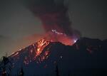 　噴火した桜島。火山雷も見られた＝２０２４年８月、鹿児島県垂水市牛根麓から（無人定点カメラで撮影）