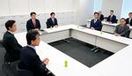 　社会保険料の負担軽減策を巡り、会談する自民党、公明党、日本維新の会の政調会長ら＝７日午後、国会