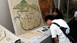 鳥取城の絵図を興味深く鑑賞する来場者＝鳥取市上町の市歴史博物館やまびこ館