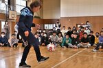児童の前でリフティング技術を披露する岡野ＧＭ＝１日、鳥取市吉成１丁目の美保小
