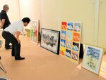  版画部門の作品を選考する審査員＝４日、鳥取市の鳥取県立博物館 