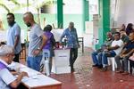 　モルディブの首都マレで投票する人たち＝３０日（共同）