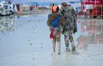　泥の中を歩く「バーニングマン」の参加者＝２日、米ネバダ州ブラックロックシティー（ロイター＝共同）