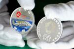 　２０２５年大阪・関西万博を記念した千円銀貨＝７日午後、大阪市の造幣局