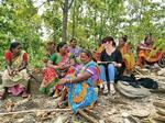 　環境保護活動家らを取材するバネッサさん＝インド東部ジャルカンド州（本人提供・共同）