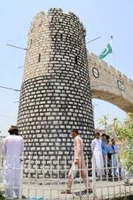 　パキスタン北西部にあるカイバル門。門柱の一部が改修工事の影響で黒くなった＝２０２４年６月（共同）