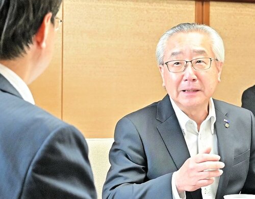 平井知事（左）へ「日本海新聞ｆｏｒスタディ」の機能を説明する吉岡社長＝３０日、鳥取県庁