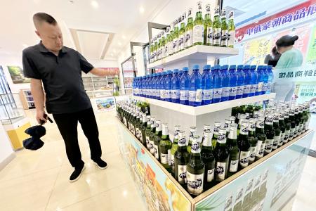 　北朝鮮の商品展示会に出展された同国産のビール＝２８日、中国遼寧省丹東（共同）