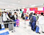 搭乗手続きのため列をつくる香港人旅行客ら＝２６日、境港市の米子鬼太郎空港