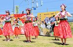 優雅なフラダンスを披露する６年生の３人（前列）＝３月３０日、新温泉町栃谷の道の駅山陰海岸ジオパーク浜坂の郷