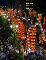 　秋田市で始まった「竿灯まつり」。実った稲穂のような黄金色の竿灯が、街を明るく照らした＝３日夜