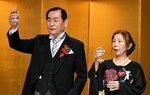 受章を祝う出席者と一緒に乾杯する菅埜副会長（左）と妻の京子さん