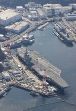 　米海軍横須賀基地に停泊する原子力空母ロナルド・レーガン（手前）＝９月２８日、神奈川県横須賀市（共同通信社ヘリから）