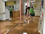 床上２０センチまで漬かった大雨被害の後片付けに追われる職員ら＝１４日、鳥取市福部町湯山のグループホームわかばの家福部
