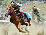 　「相馬野馬追」の甲冑競馬で、土ぼこりを上げて疾走する騎馬武者たち＝３０日午後、福島県南相馬市