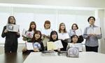 　絵本「つむぐ」を制作した群馬大の学生ら。右端は柴田博仁教授＝２０２３年１１月、前橋市