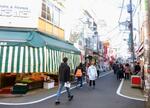 　学芸大学駅東口の商店街＝東京都目黒区