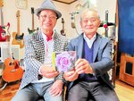 森田さん（右）の生きざまに感動し、ＣＤを制作した石田さん