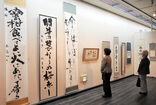 大賞や審査員らの作品に見入る来場者＝１４日、鳥取市のとりぎん文化会館